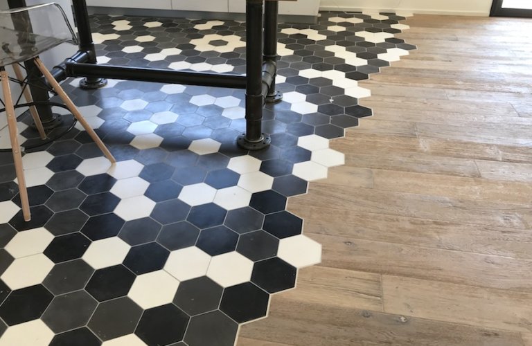 Parquet contrecollé vieilli avec carrelage incrusté.