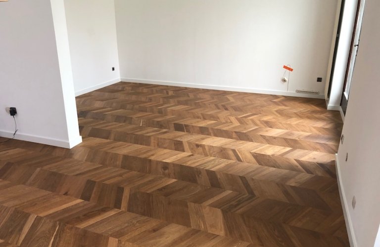 Parquet style point de Hongrie chêne fumé