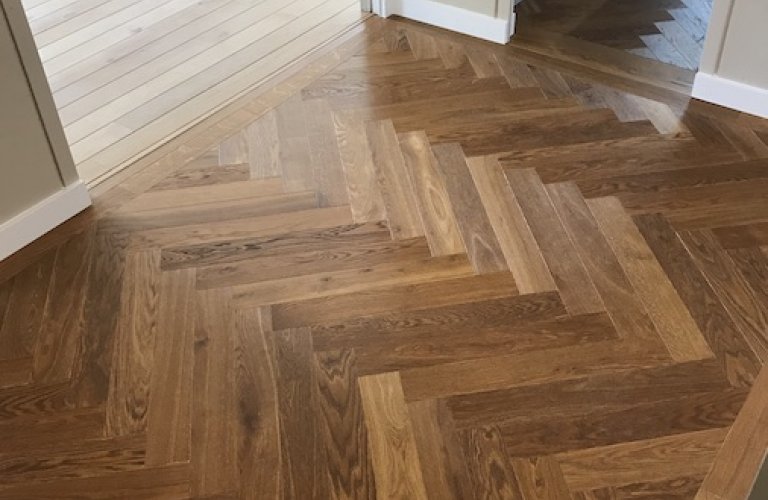 À Croix, pose d'un parquet en bâton rompu avec frise