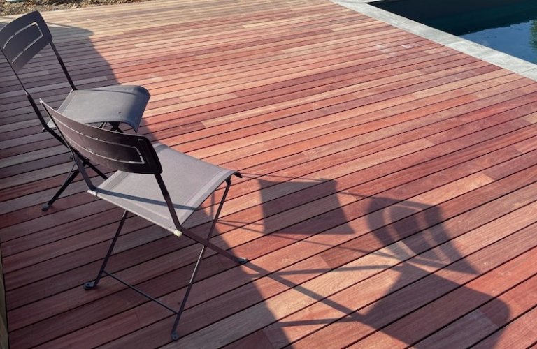 Terrasse softline en padouck - plage de piscine