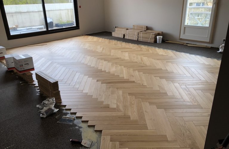 Parquet massif naturel vernis en bâton rompu