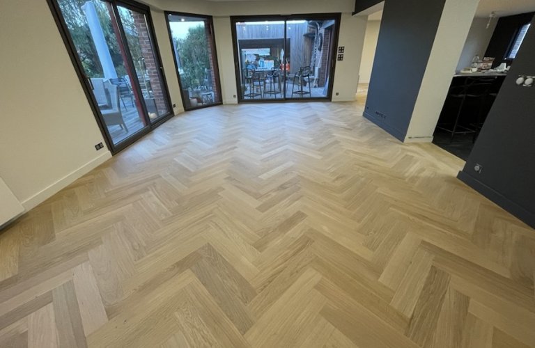 POSE D'UN PARQUET EN CHENE MASSIF BRUT BATON ROMPU 21X110 GIVRY PR/BIS -  COUTICHES