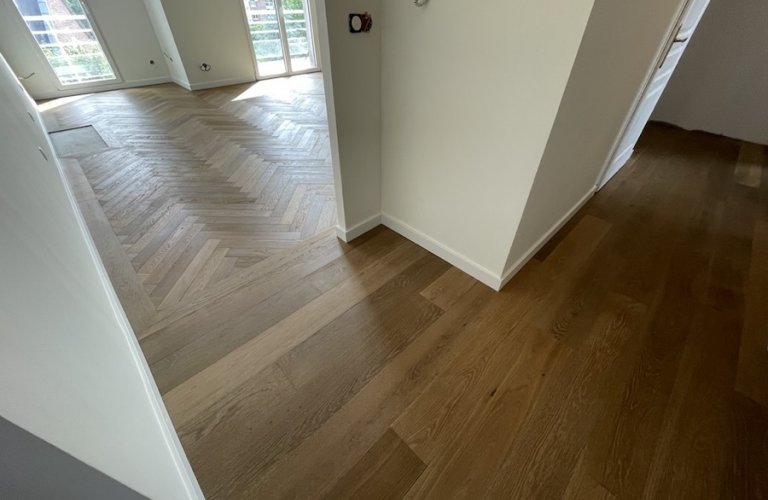 PARQUET SEMI MASSIF COGNAC BROWN - BATON ROMPU + LAMES DROITES - NOBLESSE