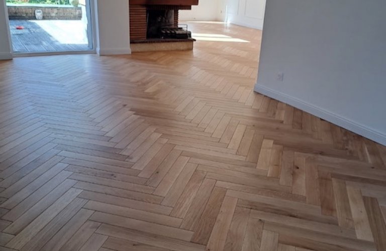 MASSIF BATON ROMPU VERNIS NATUREL - PLINTHES MOULURES A LA FRANCAISE - ACHEVILLE