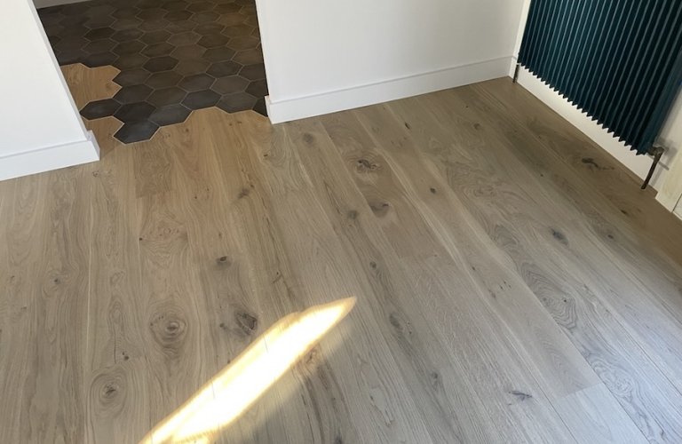 CONTRECOLLÉ - CHÊNE NUDE AUTHENTIC AVEC INCRUSTATION CARRELAGE - OUDEZEELE