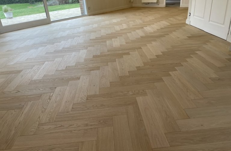 PARQUET VANILLE ASPECT BOIS BRUT NOBLESSE EN BATON ROMPU ET LAMES DROITES - WAMBRECHIES