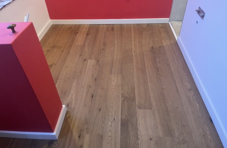 POSE D'UN CONTRECOLLÉ CHÊNE CANNELLE - SALLE DE BAIN
