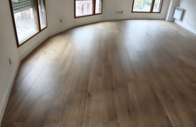 SOL STRATIFIÉ CHÊNE TENDRE NATUREL - APPARTEMENT À LILLE